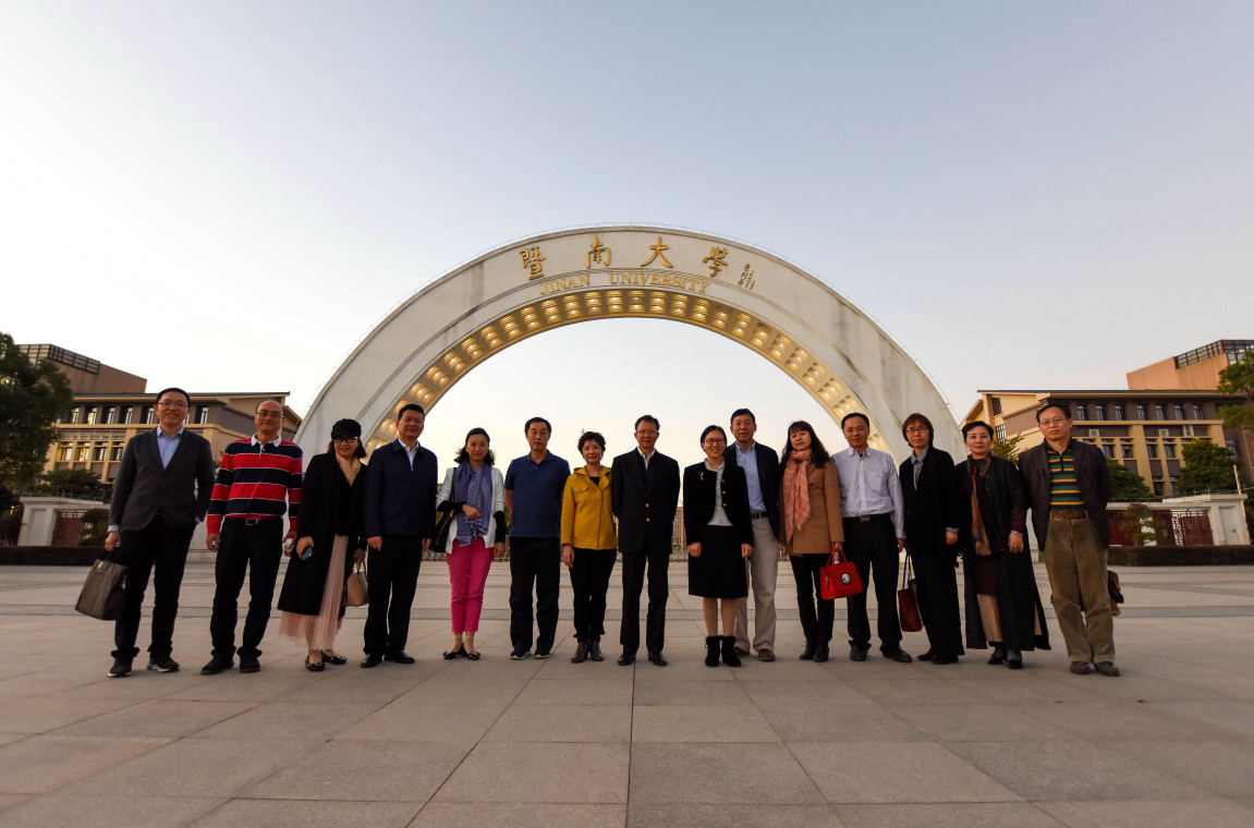 香港叶氏化工集团总裁叶子轩先生率队来学院开展产学研合作洽谈