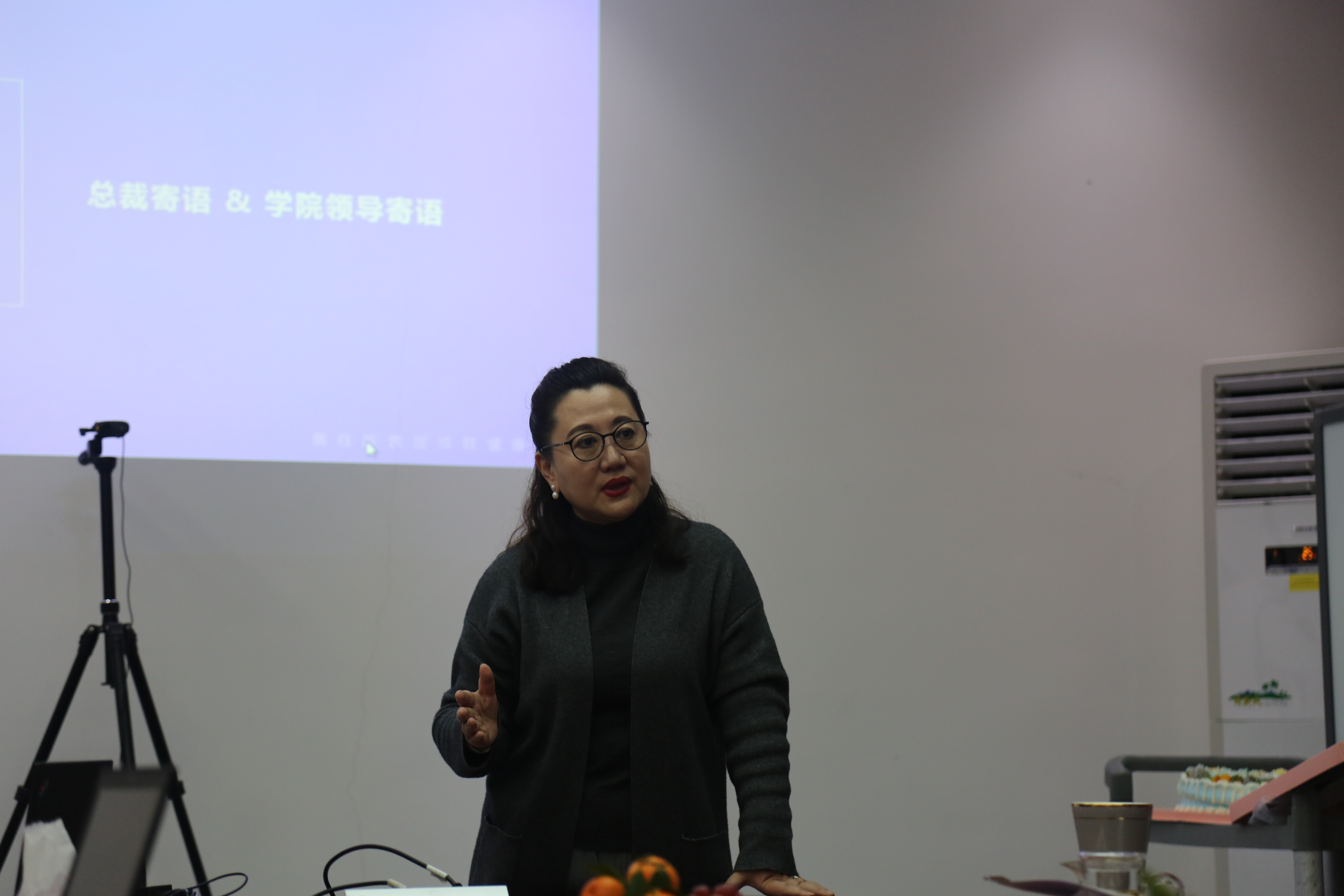 (紫荆花恒昌涂料厂务总监苏晶女士总结发言)